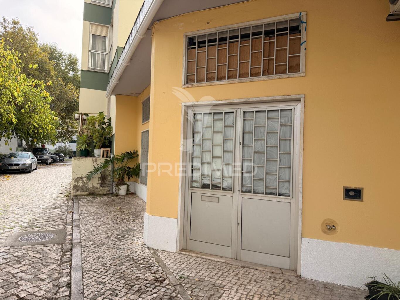 Loja / armazém no bairro do liceu