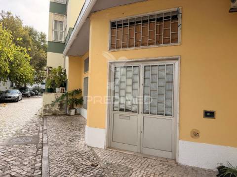 Loja / armazém no bairro do liceu
