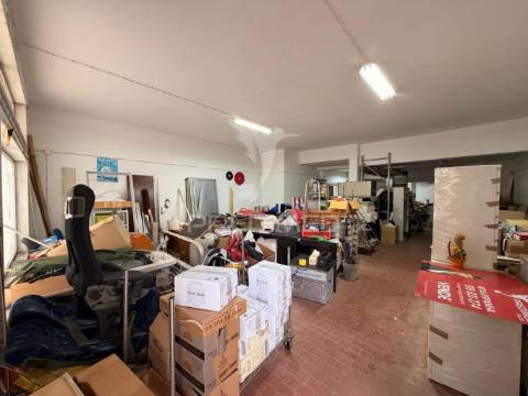 Loja / armazém no bairro do liceu