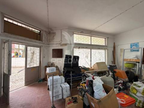 Loja / armazém no bairro do liceu