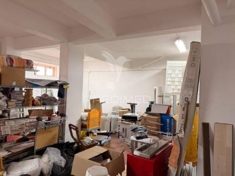 Loja / armazém no bairro do liceu