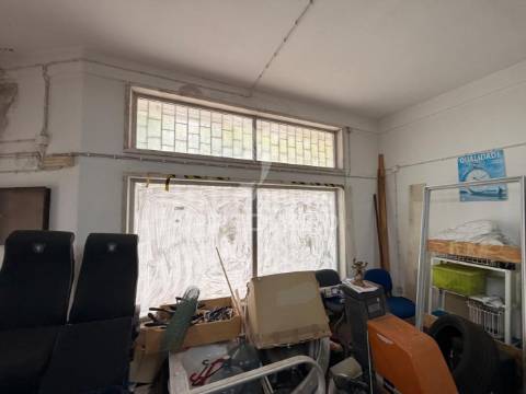 Loja / armazém no bairro do liceu