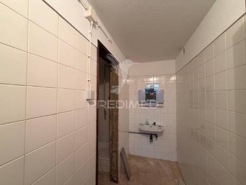 Loja / armazém no bairro do liceu