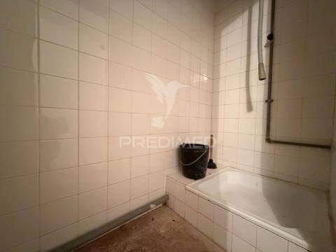 Loja / armazém no bairro do liceu