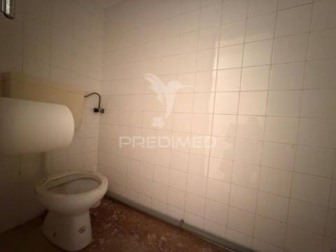 Loja / armazém no bairro do liceu