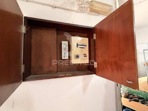 Loja / armazém no bairro do liceu