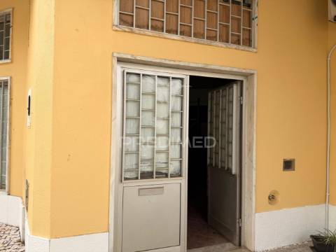 Loja / armazém no bairro do liceu