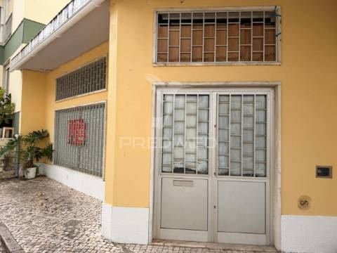 Loja / armazém no bairro do liceu