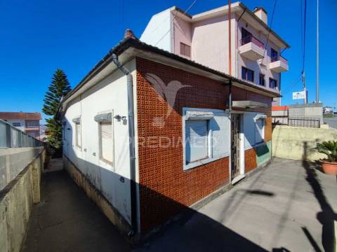 Moradia t4 com anexo + segunda moradia térrea | fânzeres – oportunidade para 2 famílias!