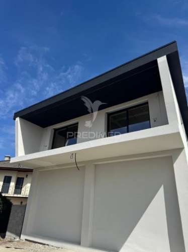 Moradia nova t3 com piscina em moreira do rei