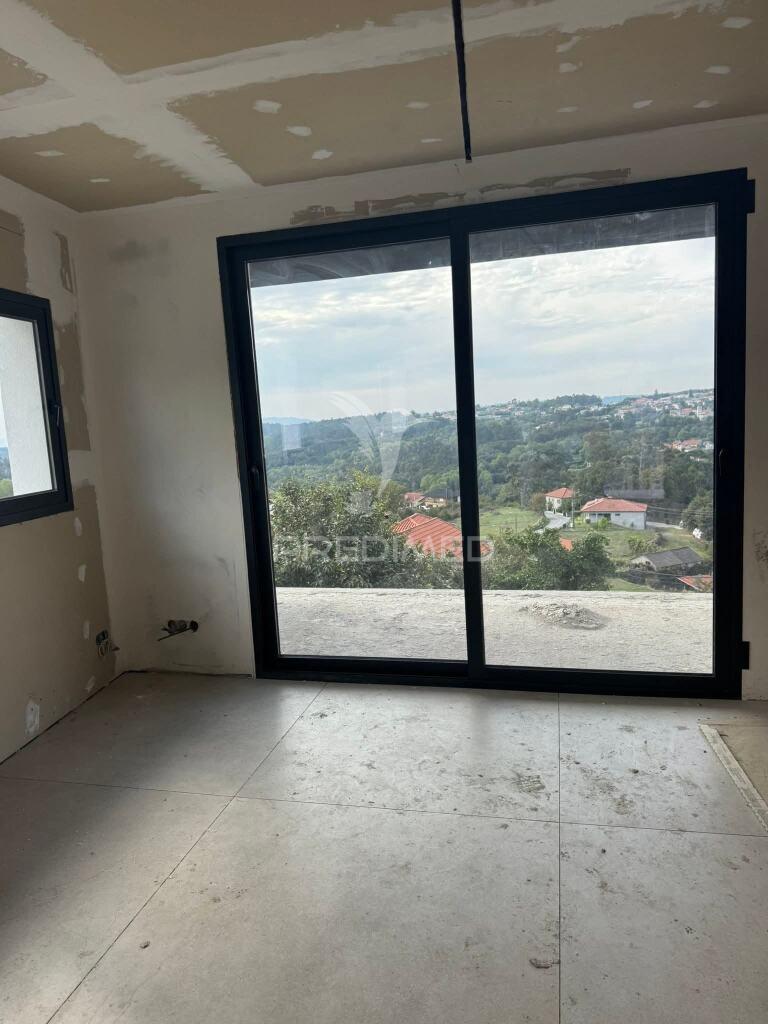 Moradia nova t3 com piscina em moreira do rei