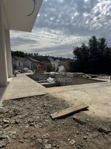 Moradia nova t3 com piscina em moreira do rei