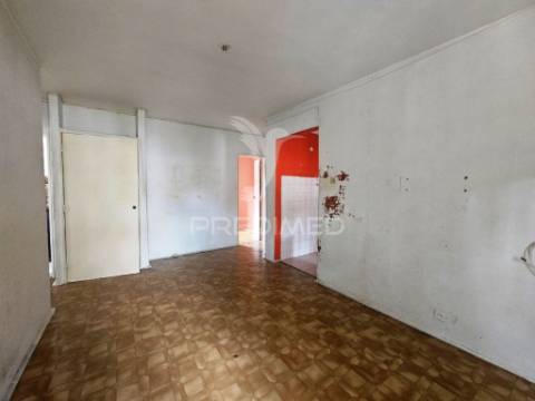 Apartamento t3, investimento para remodelar, no laranjeiro