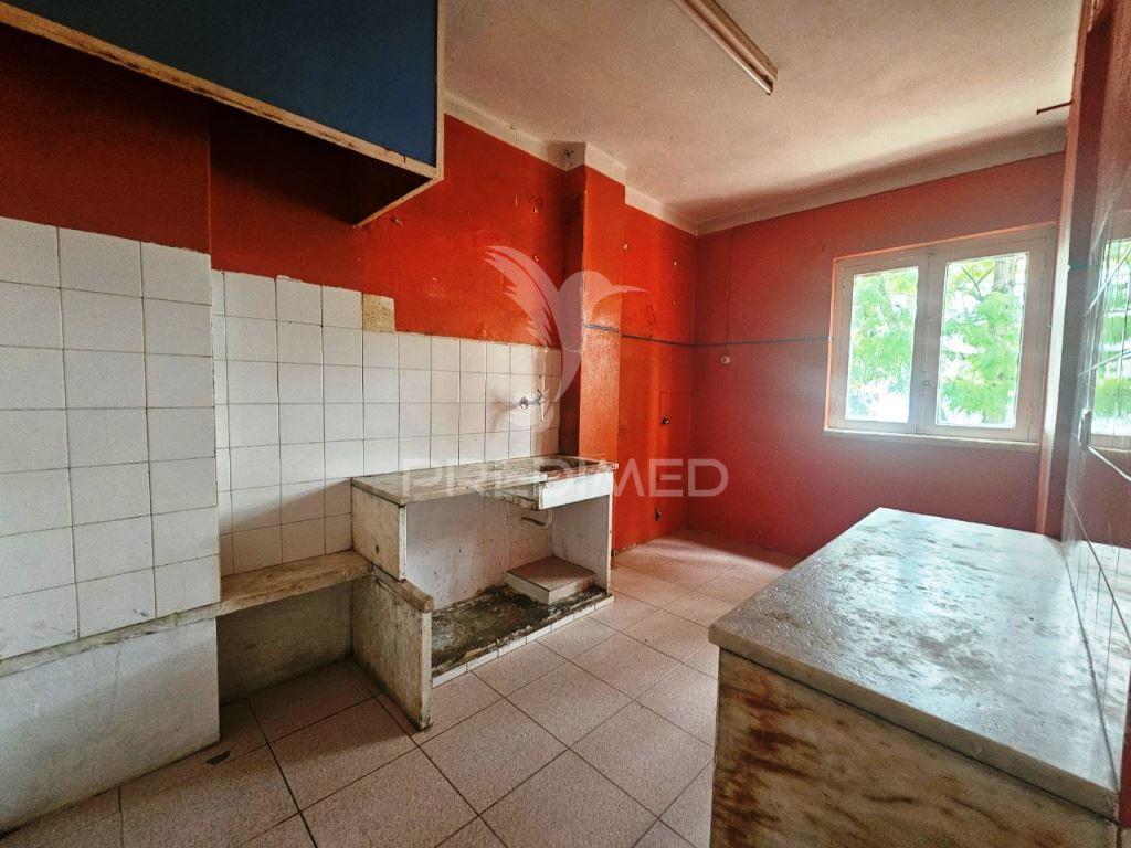 Apartamento t3, investimento para remodelar, no laranjeiro