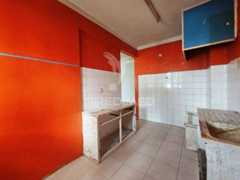 Apartamento t3, investimento para remodelar, no laranjeiro