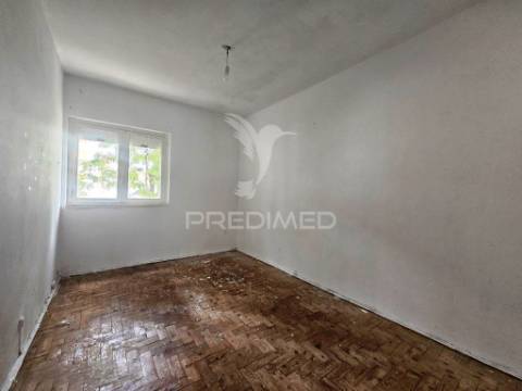 Apartamento t3, investimento para remodelar, no laranjeiro