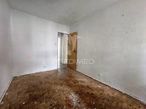 Apartamento t3, investimento para remodelar, no laranjeiro