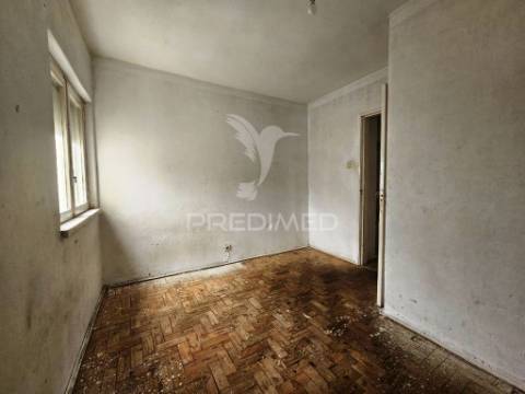 Apartamento t3, investimento para remodelar, no laranjeiro