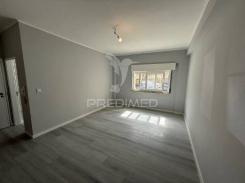 Apartamento t3, totalmente remodelado, no laranjeiro