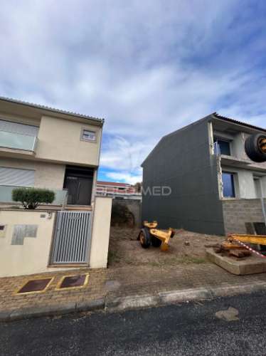 Moradia t3 em banda – estrutura em loureira, vila verde