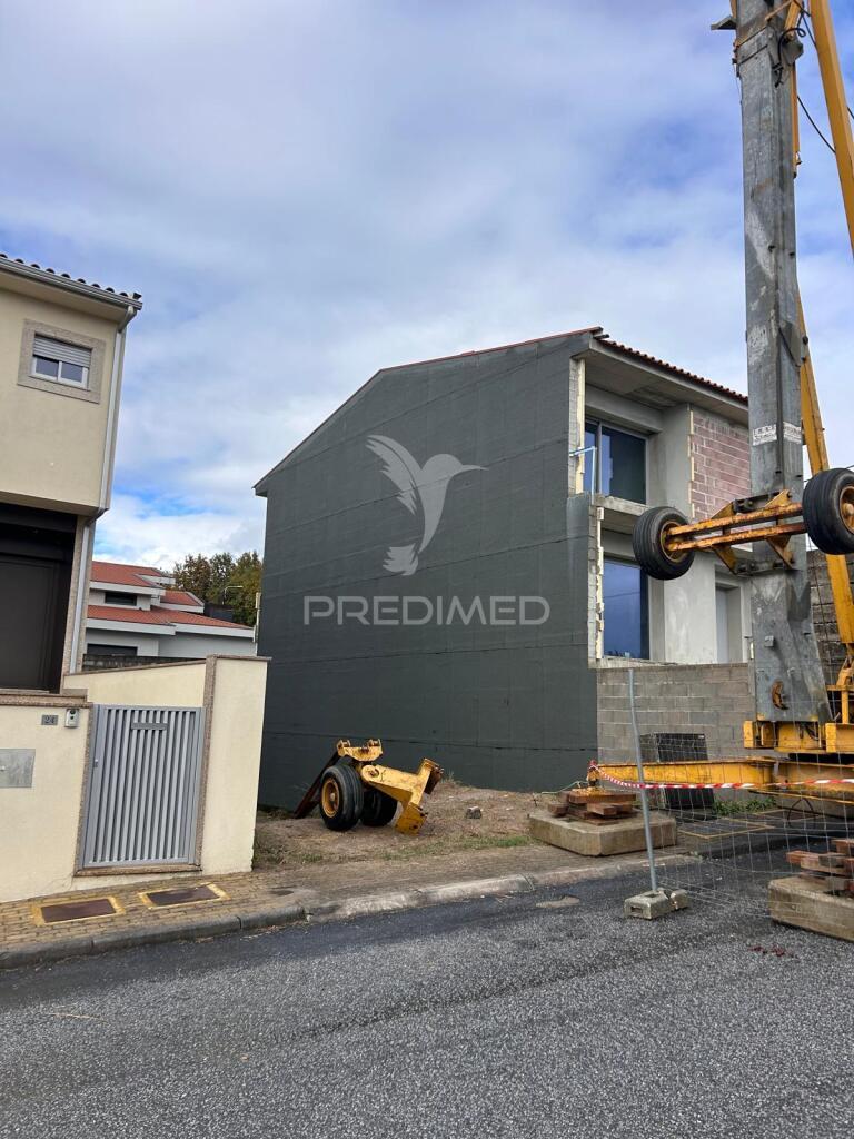 Moradia t3 em banda – estrutura em loureira, vila verde