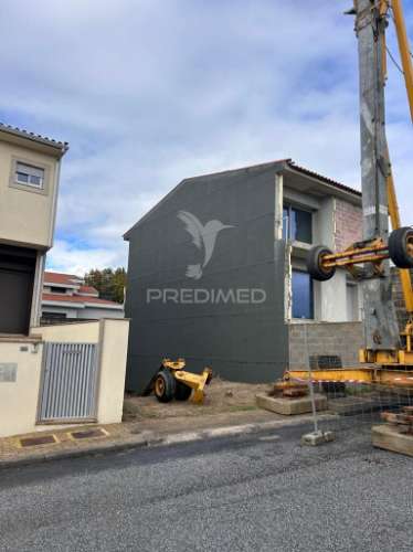 Moradia t3 em banda – estrutura em loureira, vila verde