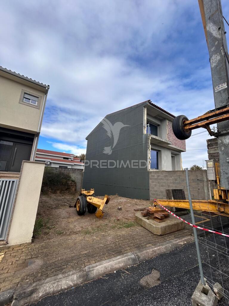 Moradia t3 em banda – estrutura em loureira, vila verde