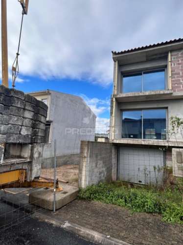 Moradia t3 em banda – estrutura em loureira, vila verde