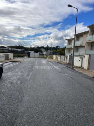 Moradia t3 em banda – estrutura em loureira, vila verde