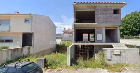 Moradia t3 em banda – estrutura em loureira, vila verde