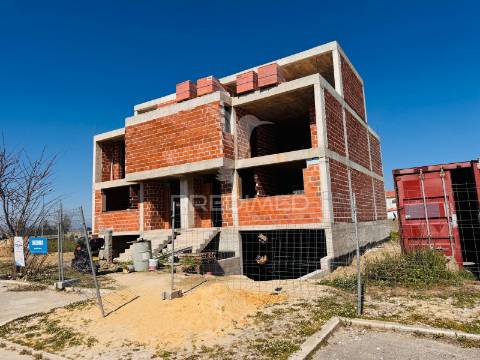 Moradia em banda t3 em fase de construção - atalaia, montijo