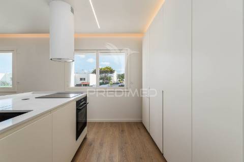 Apartamento t4 vista de mar na praia das maçãs, sintra