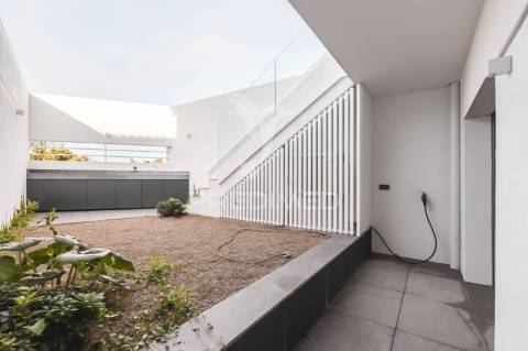 Apartamento t4 vista de mar na praia das maçãs, sintra