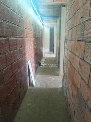Excelente moradia térrea isolada de 4 frentes em construção