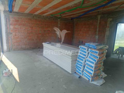 Excelente moradia térrea isolada de 4 frentes em construção