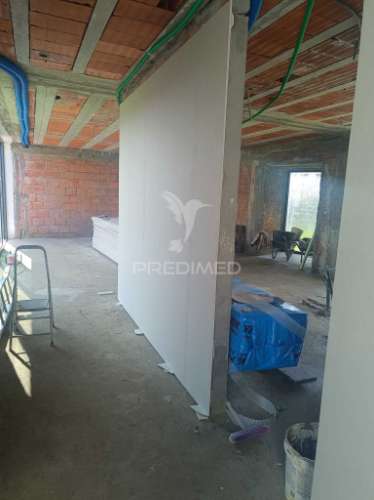 Excelente moradia térrea isolada de 4 frentes em construção