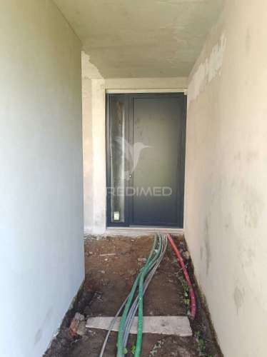 Excelente moradia térrea isolada de 4 frentes em construção
