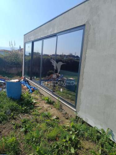 Excelente moradia térrea isolada de 4 frentes em construção
