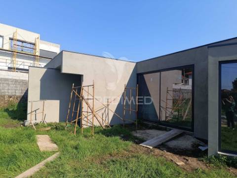 Excelente moradia térrea isolada de 4 frentes em construção