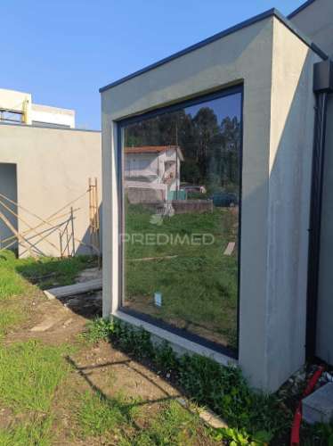 Excelente moradia térrea isolada de 4 frentes em construção