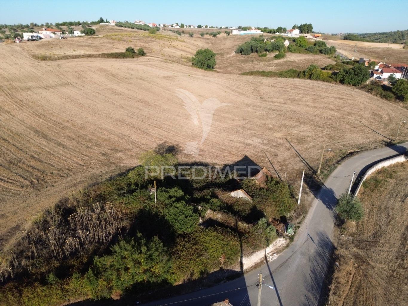 Oportunidade única! moradia t3 para restaurar com terreno - nabais -santarém