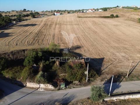 Oportunidade única! moradia t3 para restaurar com terreno - nabais -santarém