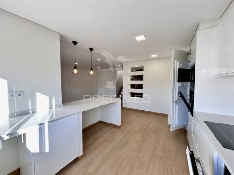 Duplex t4 com terraço em queluz de baixo