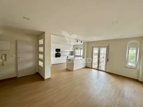 Duplex t4 com terraço em queluz de baixo