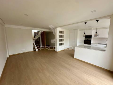 Duplex t4 com terraço em queluz de baixo