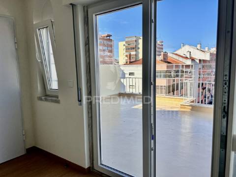 Duplex t4 com terraço em queluz de baixo