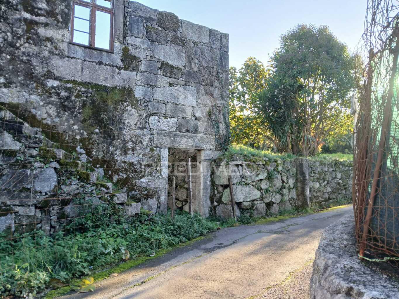 ? ruína para reconstruir na póvoa de lanhoso