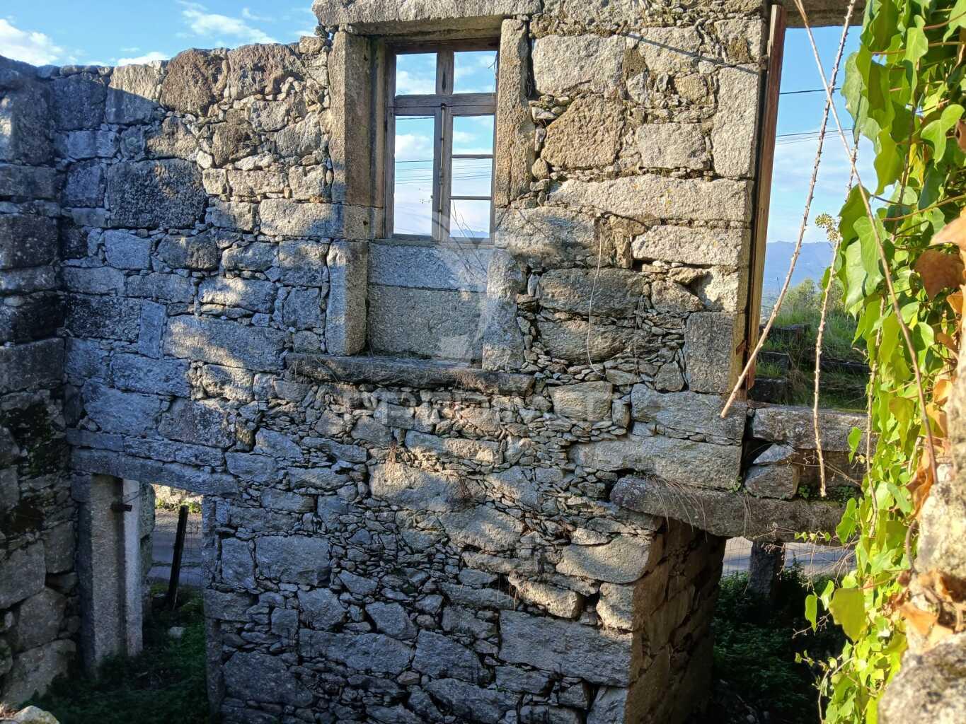 ? ruína para reconstruir na póvoa de lanhoso