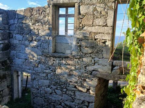 ? ruína para reconstruir na póvoa de lanhoso