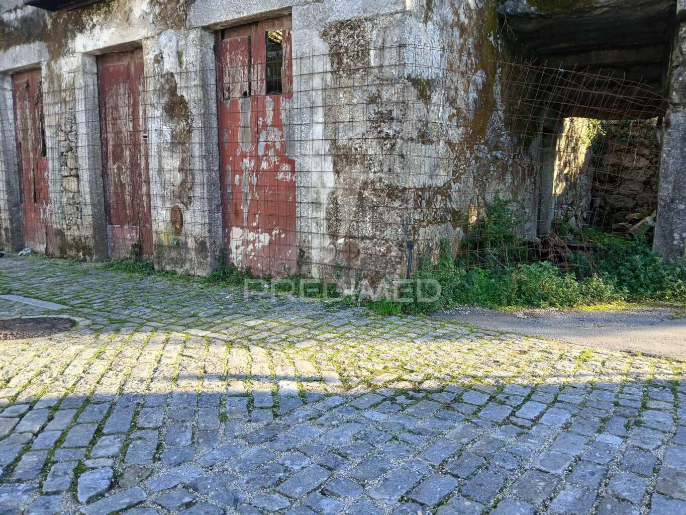 ? ruína para reconstruir na póvoa de lanhoso